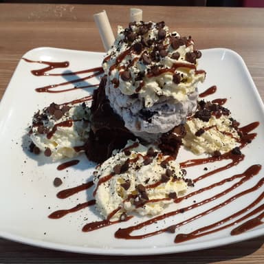 Brownie con helado y chantilly