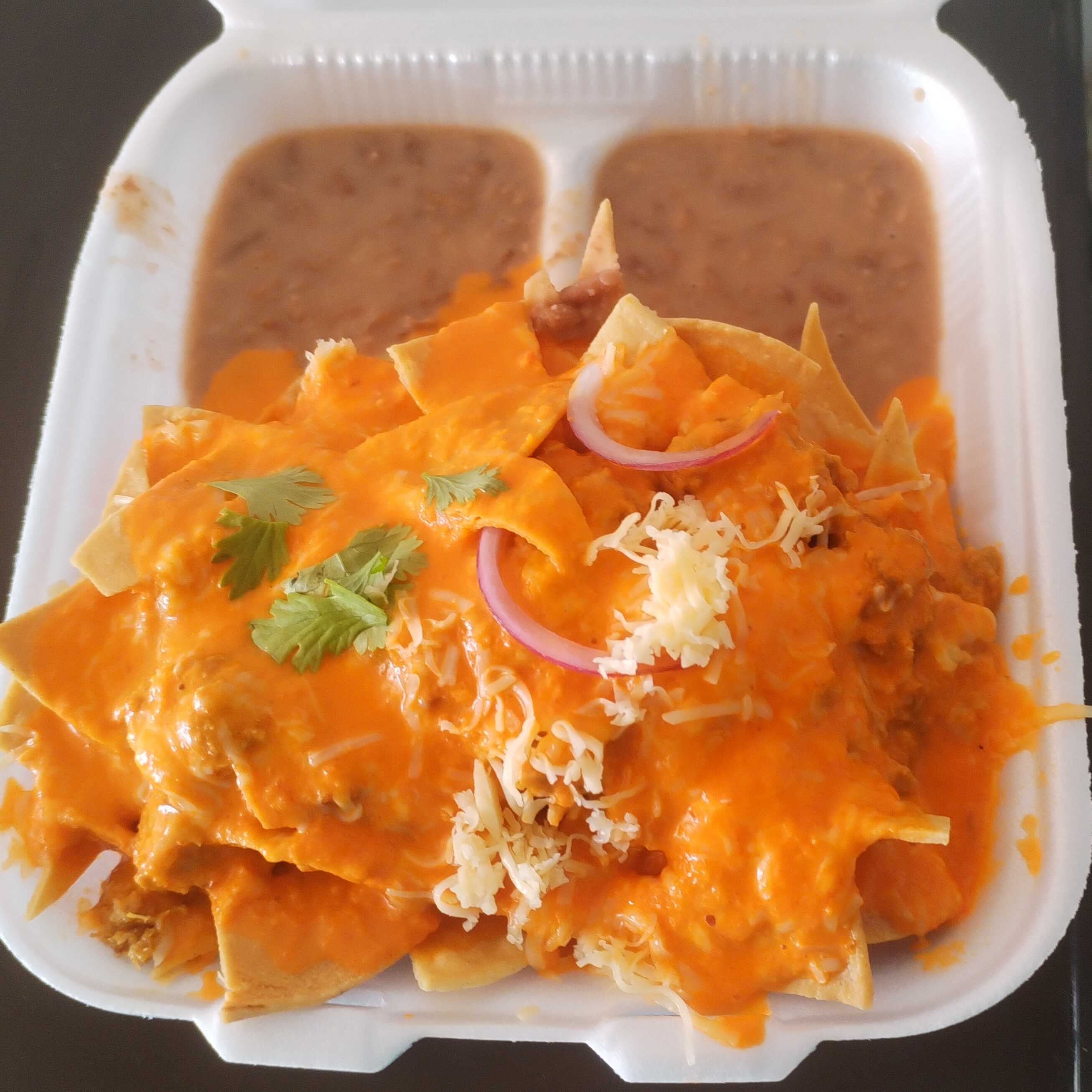CHILAQUILES GRANDES ROJOS CON POLLO