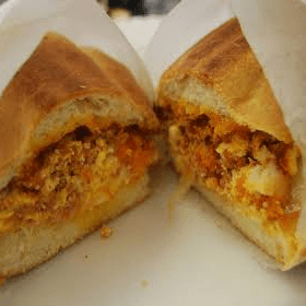 Torta de pan telera de huevo con chorizo