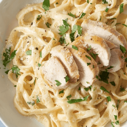 Fetuchini Alfredo con Pollo a la Plancha