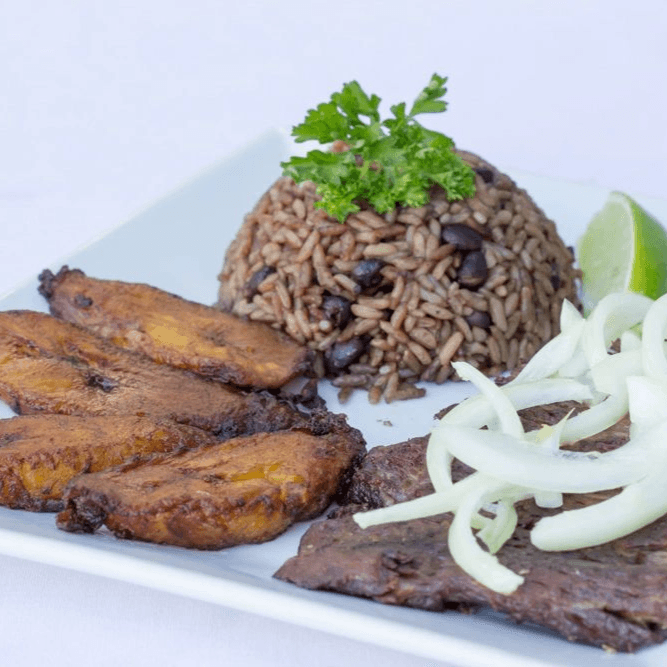 Gallo Pinto Típico con Bistec encebollado de Res