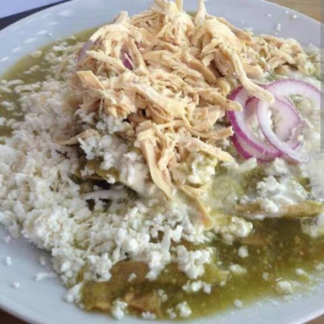 Combo de chilaquiles verdes con pollo