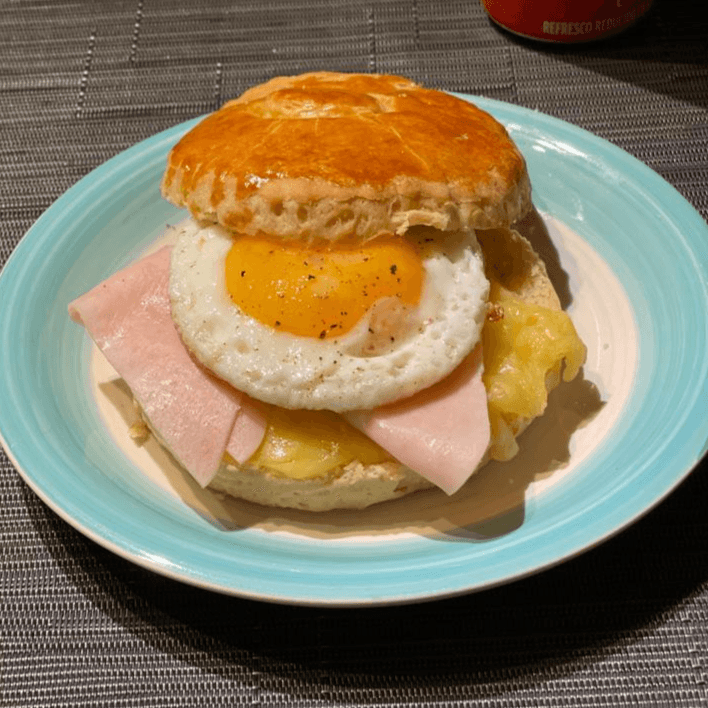 Bísquet Relleno de Jamón, Queso y Huevo Estrellado