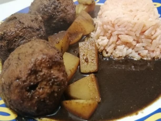 Tortitas de carne en salsa de chiles (media)