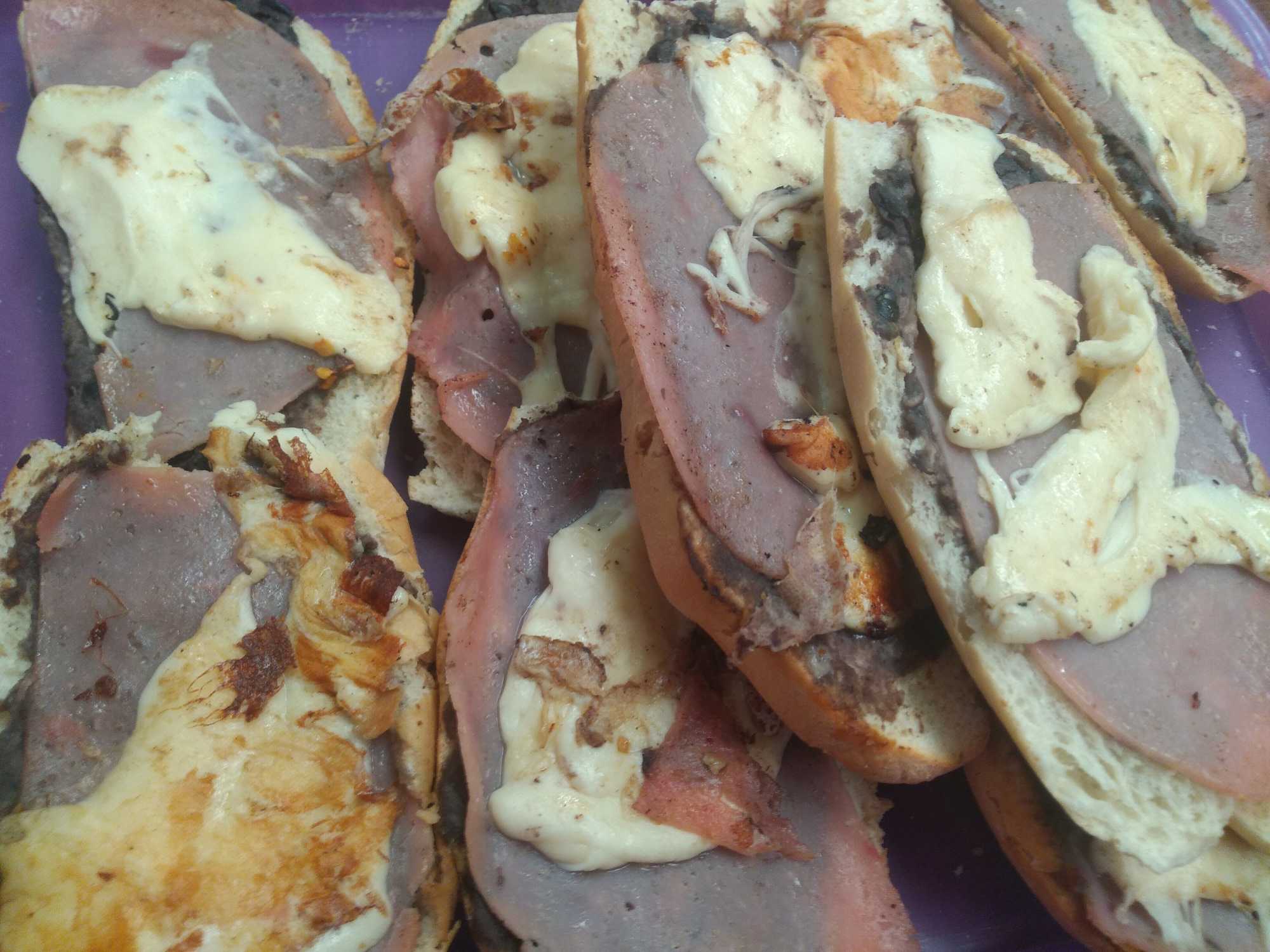 Molletes con Bistec y Queso
