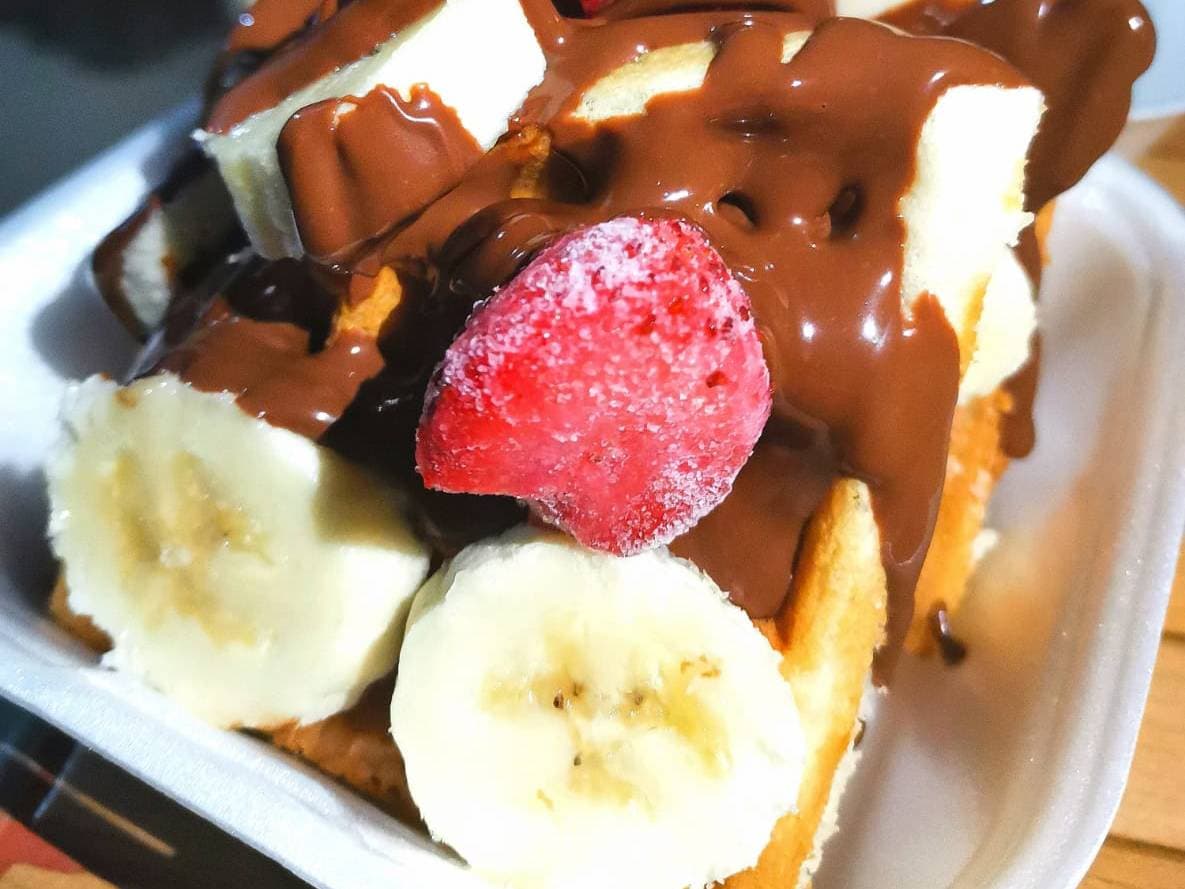 Waffle de Plátano con Fresa y Crema de Avellanas