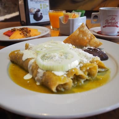 DESAYUNO MEXKICANO (ENCHILADAS)