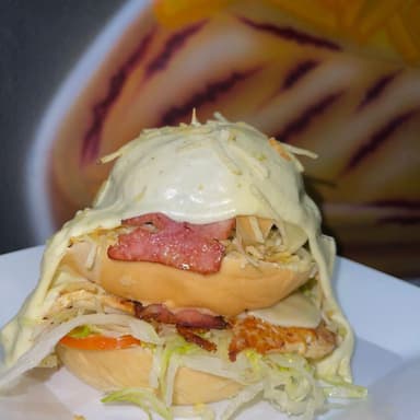 Hamburguesa Doble Pollo Gratinada + Papas