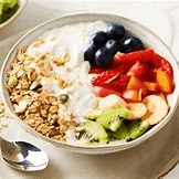 Plato de Fruta con Yogur y Cereales
