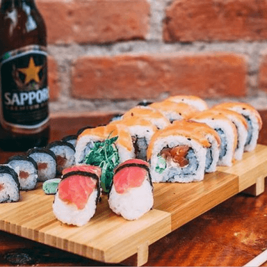 20 Uds (Vegetarian)+ 2 Miso +2 Nigiris + 1 Entrada