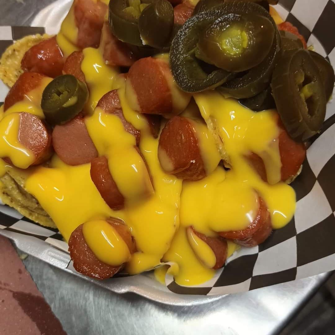 NACHOS CON SALCHICHA