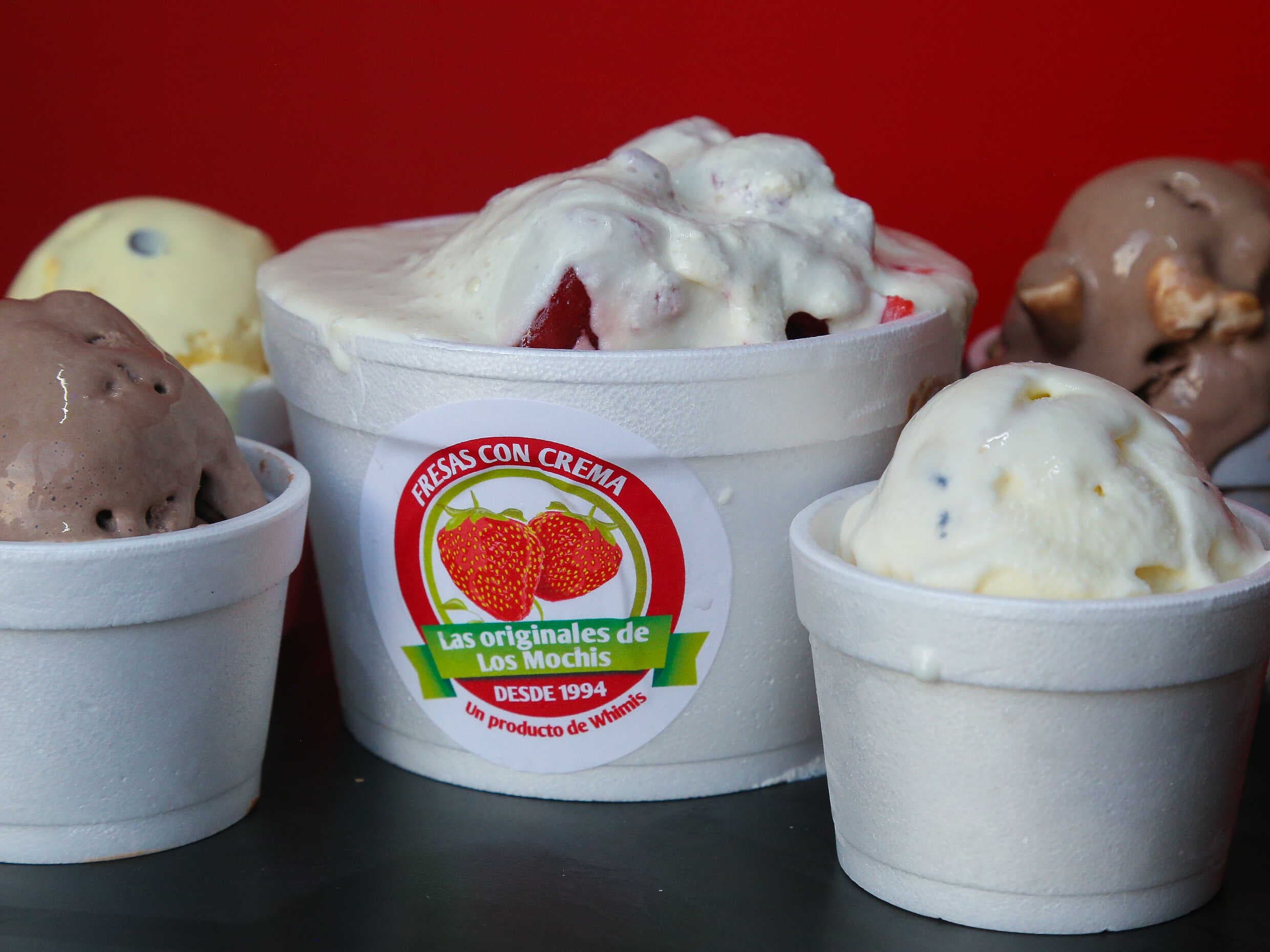 Whimis fresas con crema,nieve y algo mas.