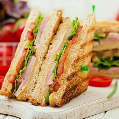 Pac Club Sandwich AGREGA Café por $7