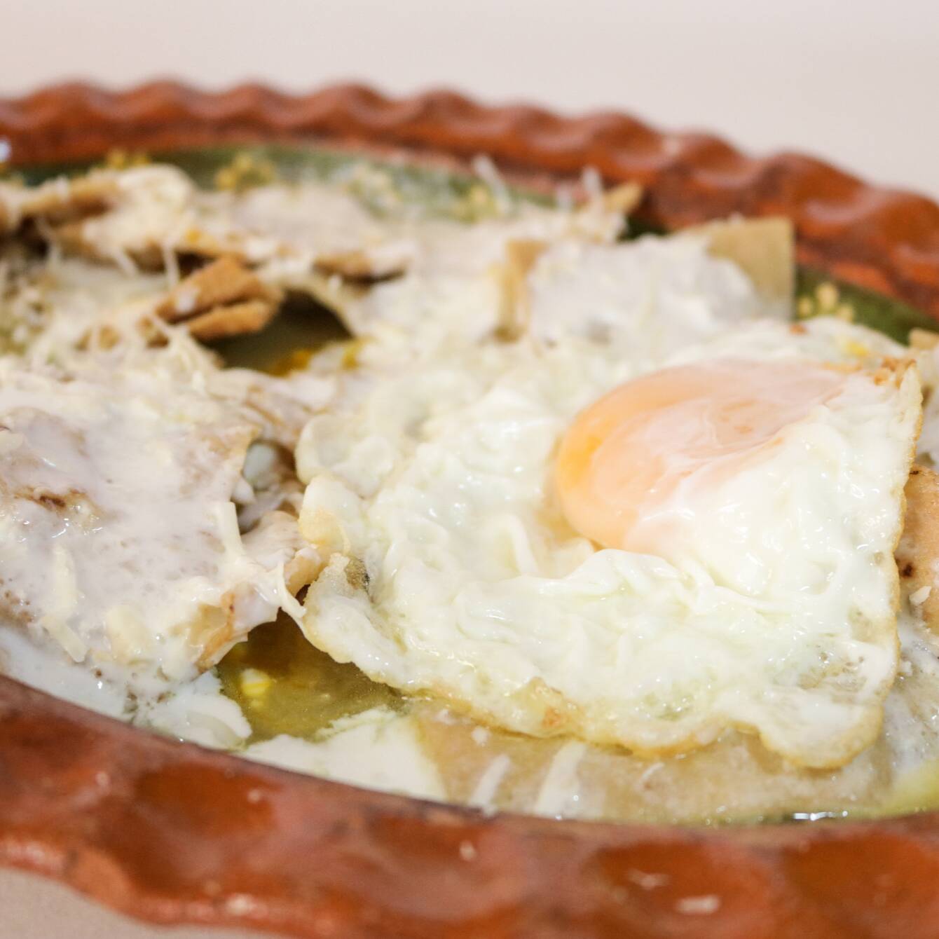 Chilaquiles con Dos Huevos Estrellados
