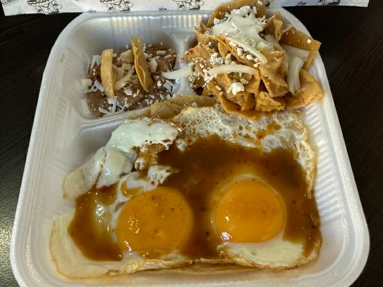 Huevos Estrellados, Frijoles Refritos y Chilaquile