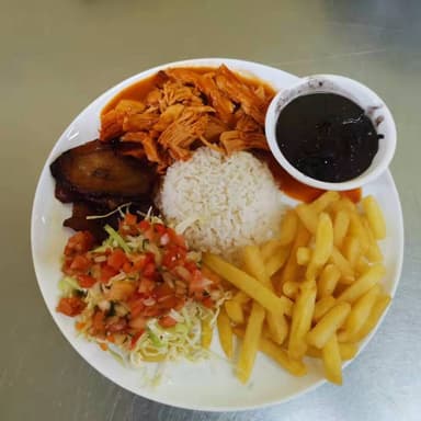 Casado con Pollo en Salsa