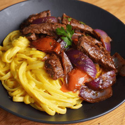Tallarín a la Huancaína con Lomo Saltado