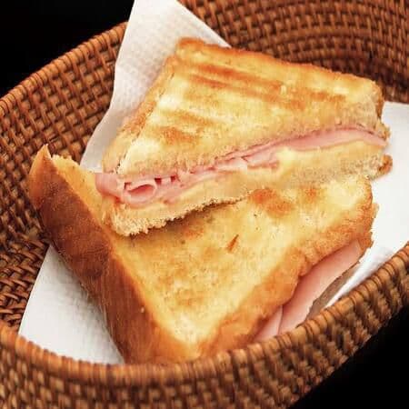 Sandwich de Huevo y Un Frappe