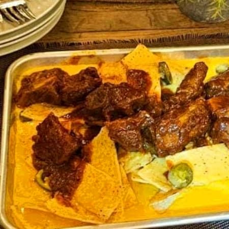 CHAROLA DE NACHOS CON BISTECES A LA MEXICANA