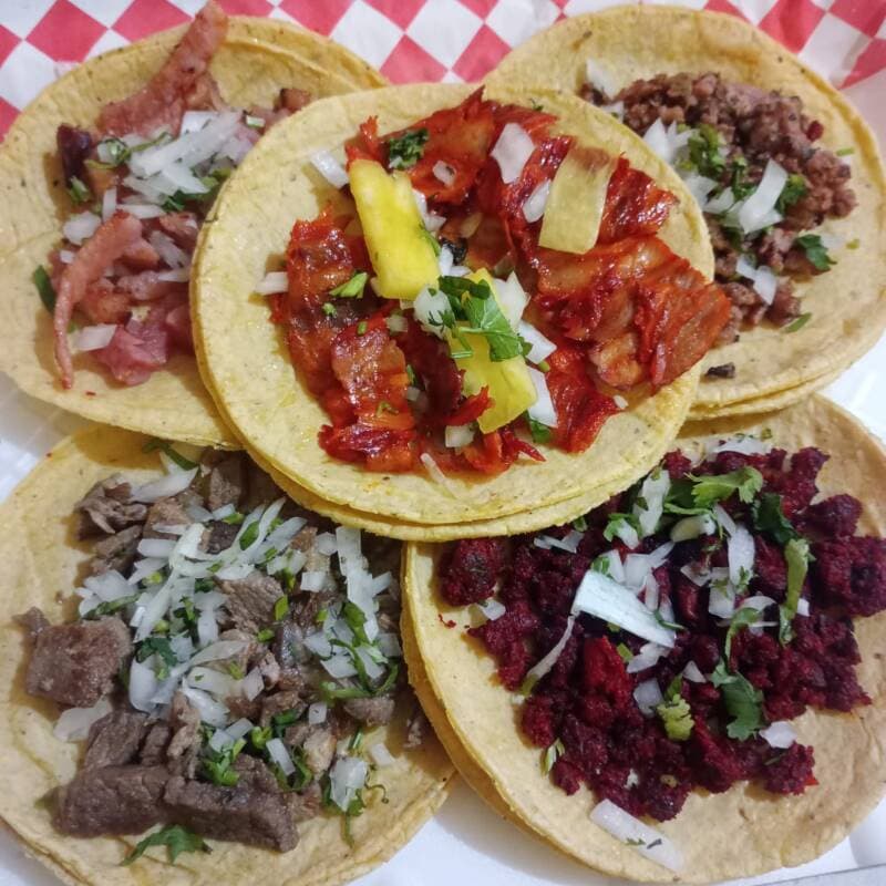5 Tacos al pastor, 1 jamaica