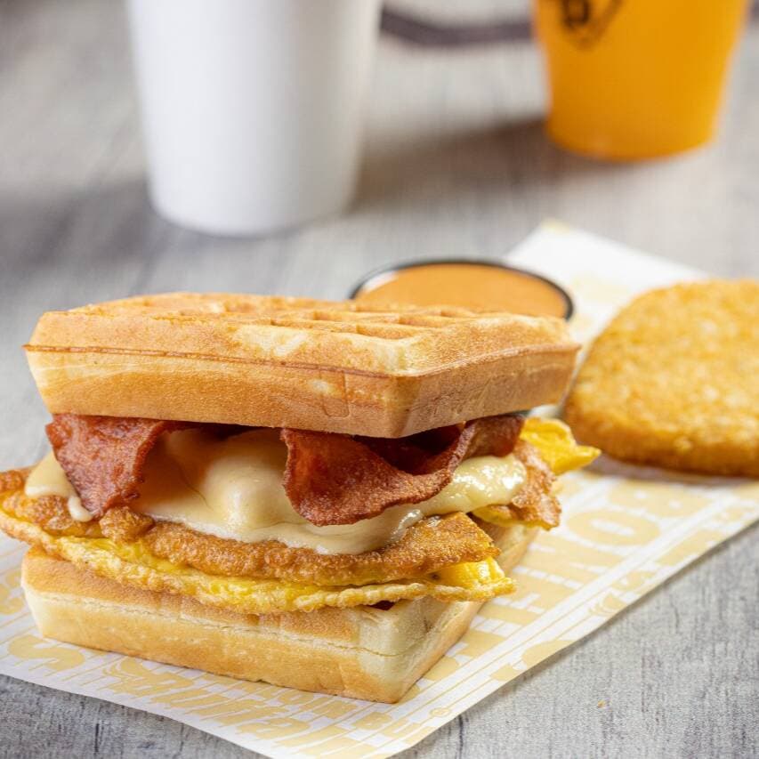 Sandwich de waffles con huevos
