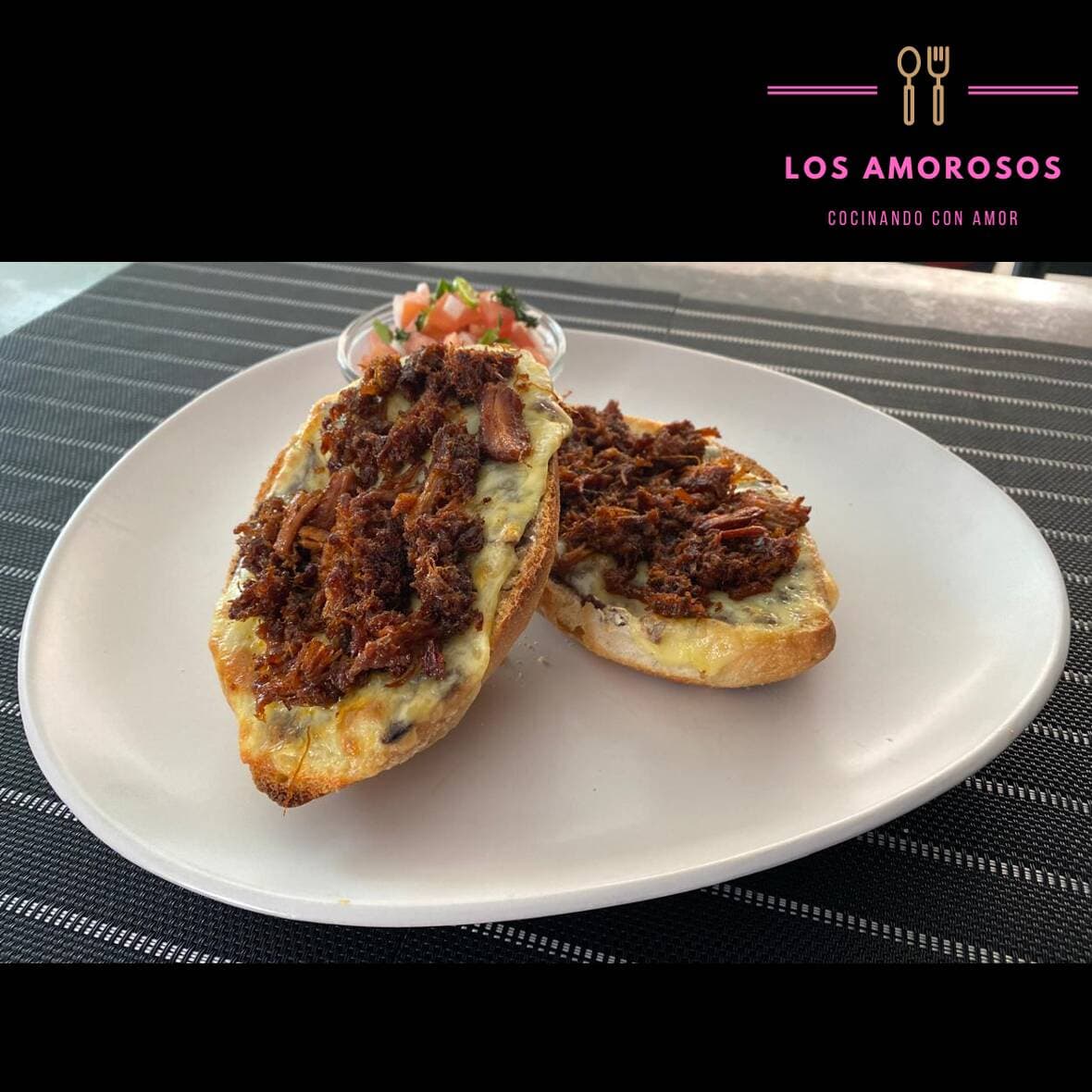 Molletes con Chilorio