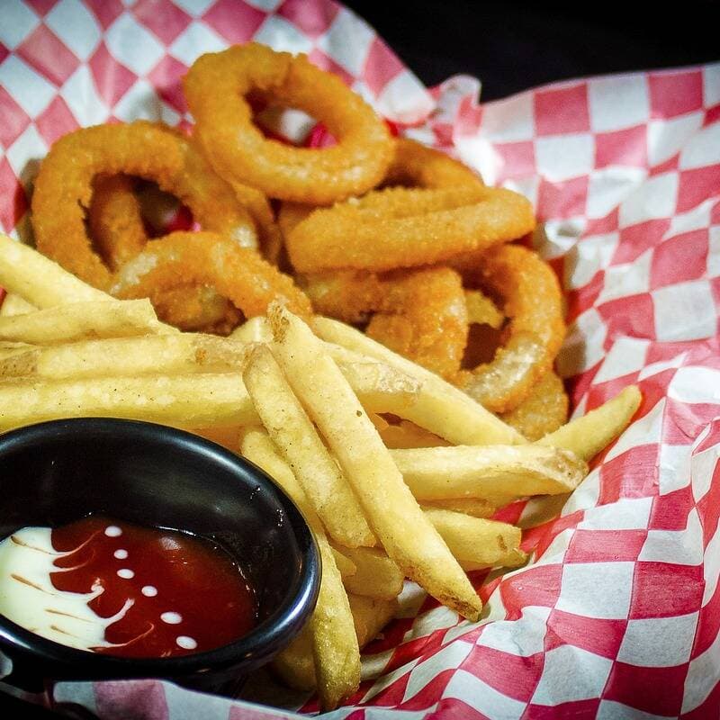 7 Aros de Cebolla y Papas Fritas