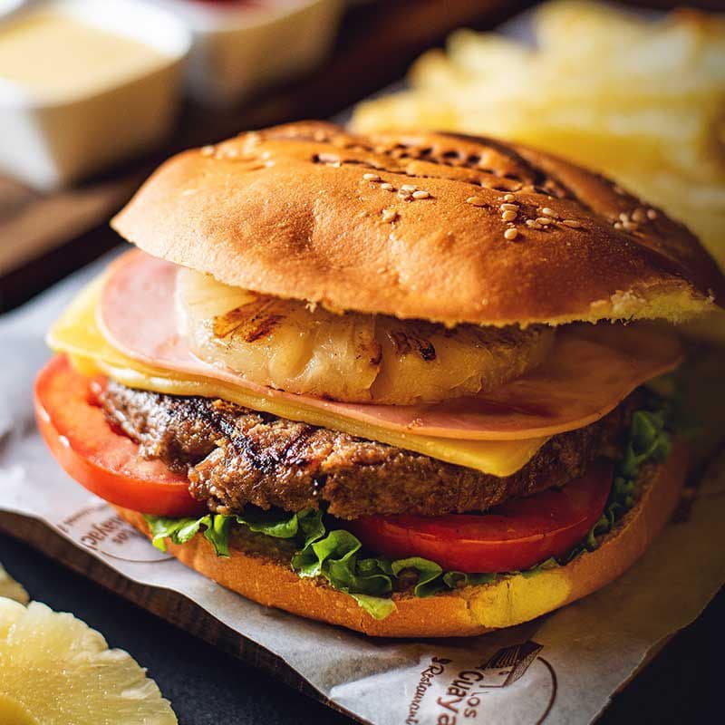 Hamburguesa hawaiana con papas