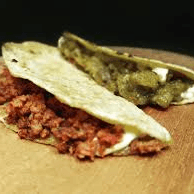 QUESADILLA DE MAIZ CON CARNITA EN SALSA VERDE