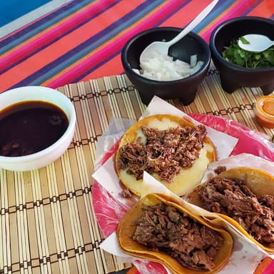 1 Quesabirria+ 2 Taco+ 1 Consomé