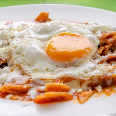 Chilaquiles Rojos Con Huevo