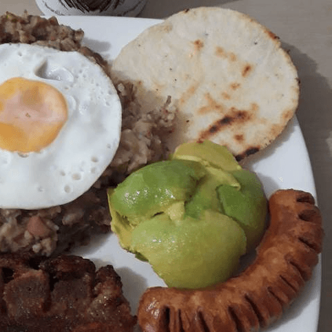 Calentado de Frijoles con Chicharrón
