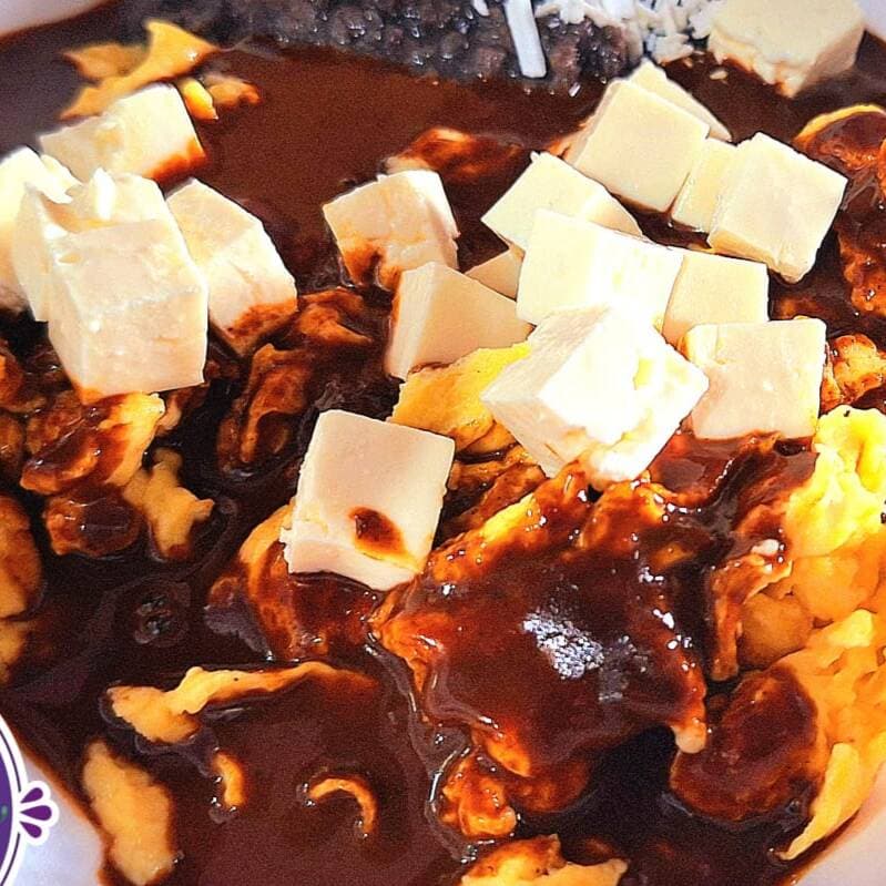 huevos revueltos con mole y queso panela