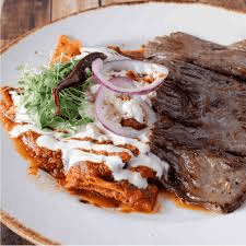 Chilaquiles rojos con arrachera