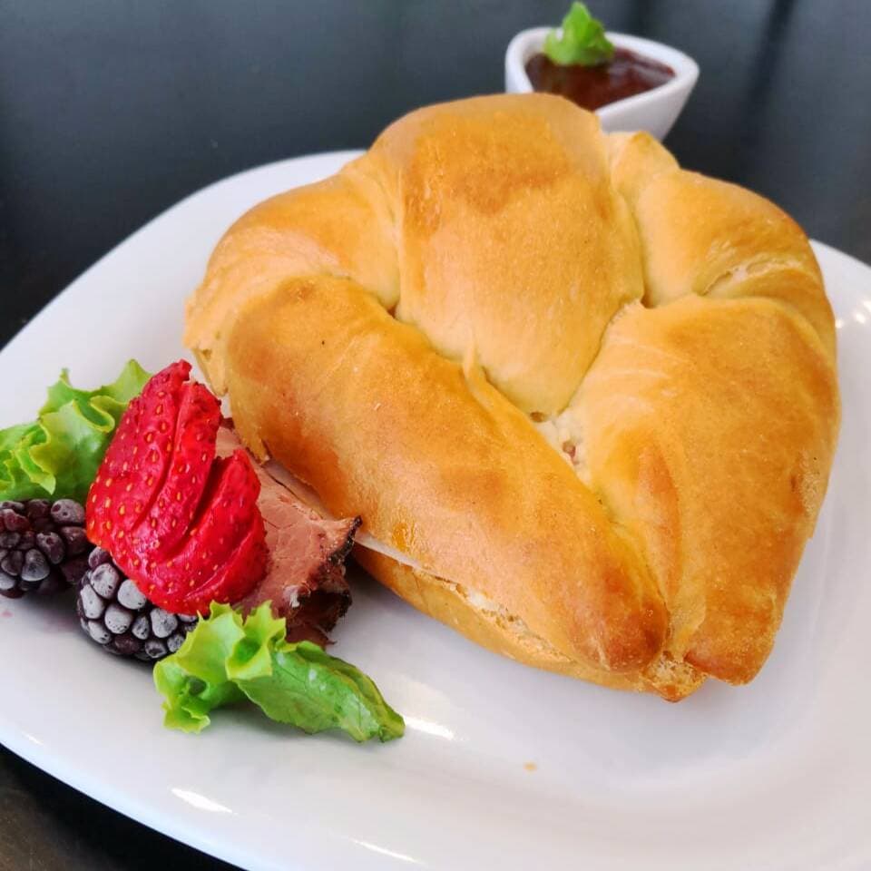 Cuernito de Jamón con Queso (Incluye Papas Fritas)