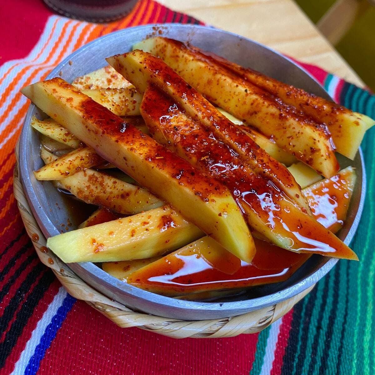 Mango maduro con chamoy y tajín