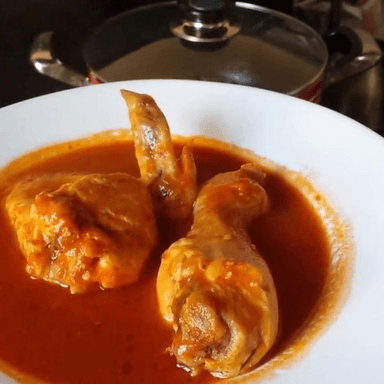Pollo en Salsa Roja