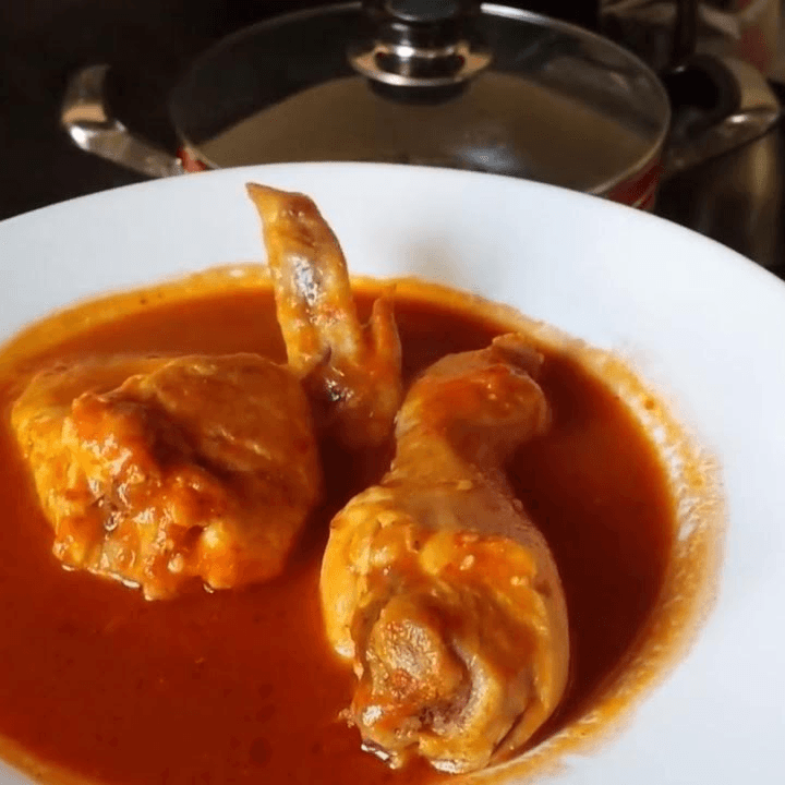 Pollo en Salsa Roja