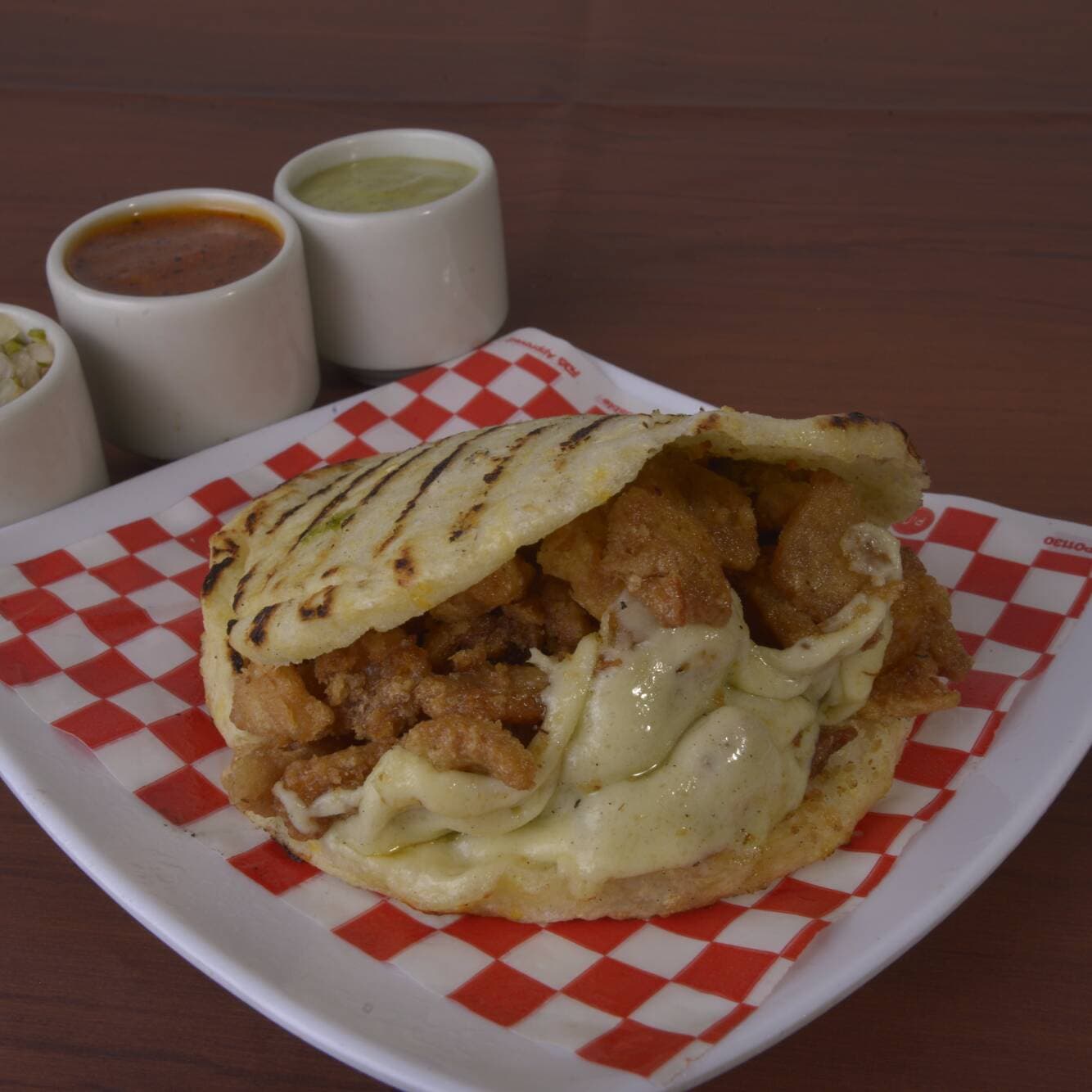 Arepa con Chicharrón y Queso