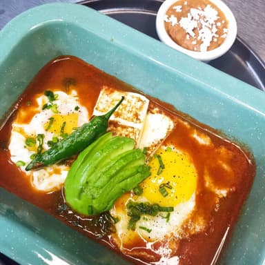 Huevos Estrellados con Tocino y Aguacate