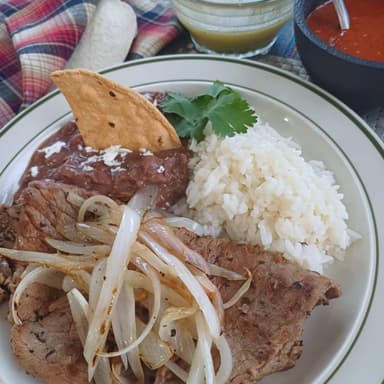 asada de cerdo encebollado