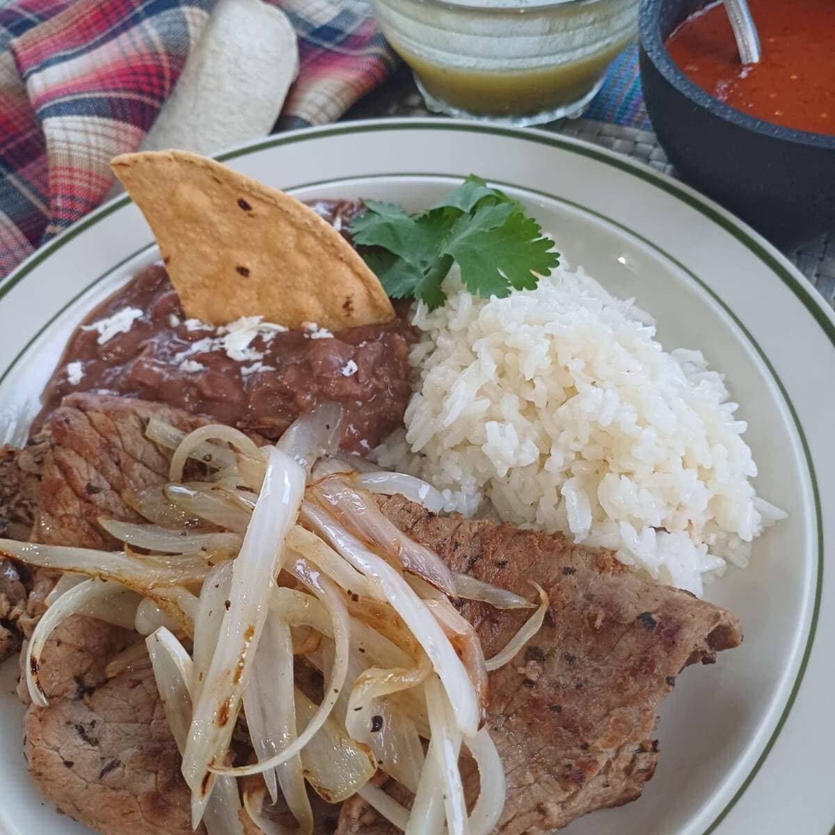 asada de cerdo encebollado