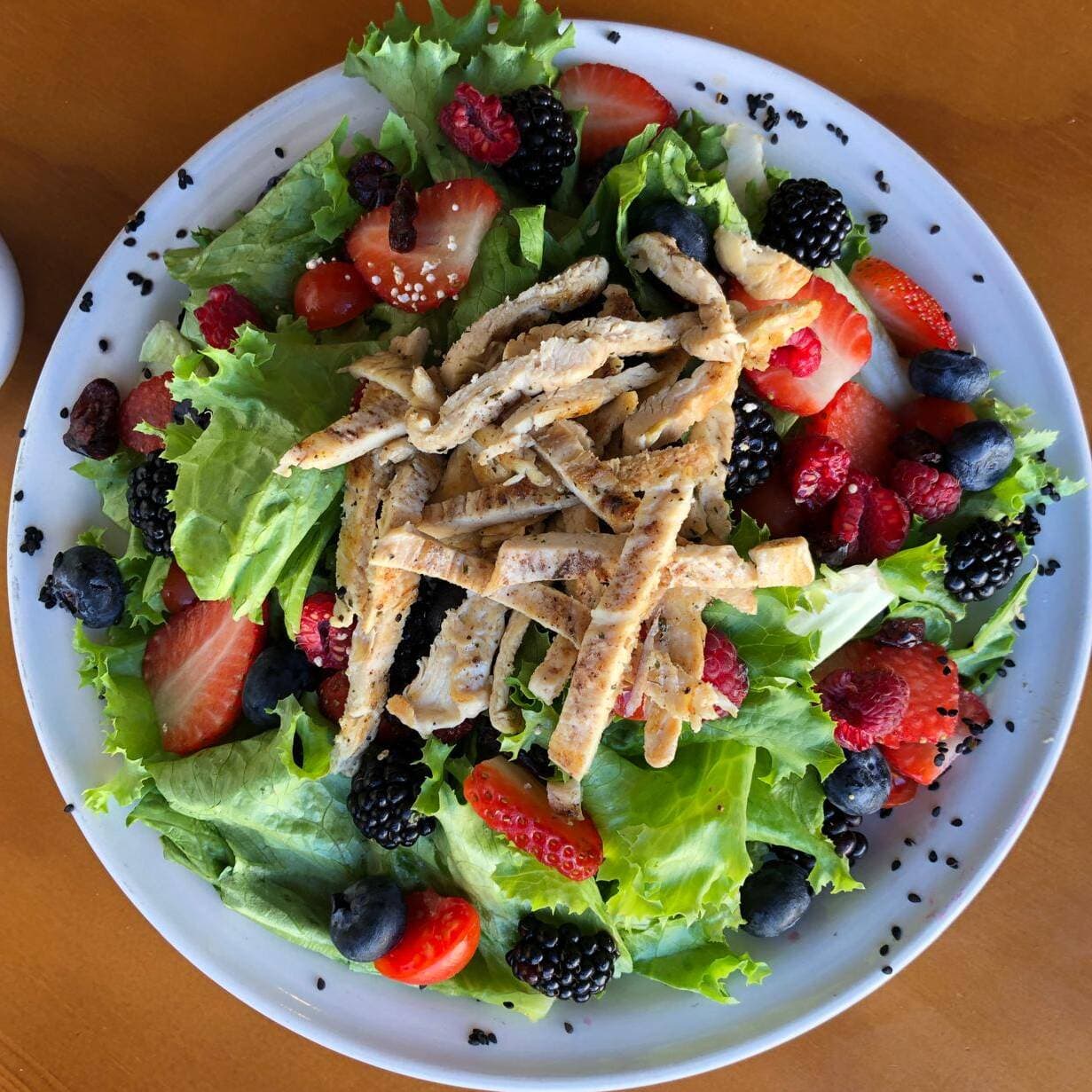 Ensalada de Pollo y Frutos Rojos