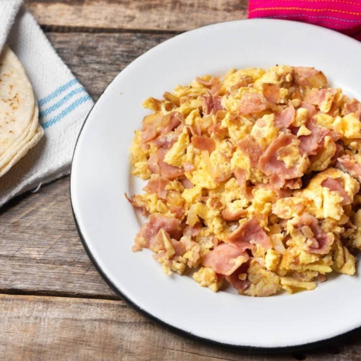 Huevos con jamón