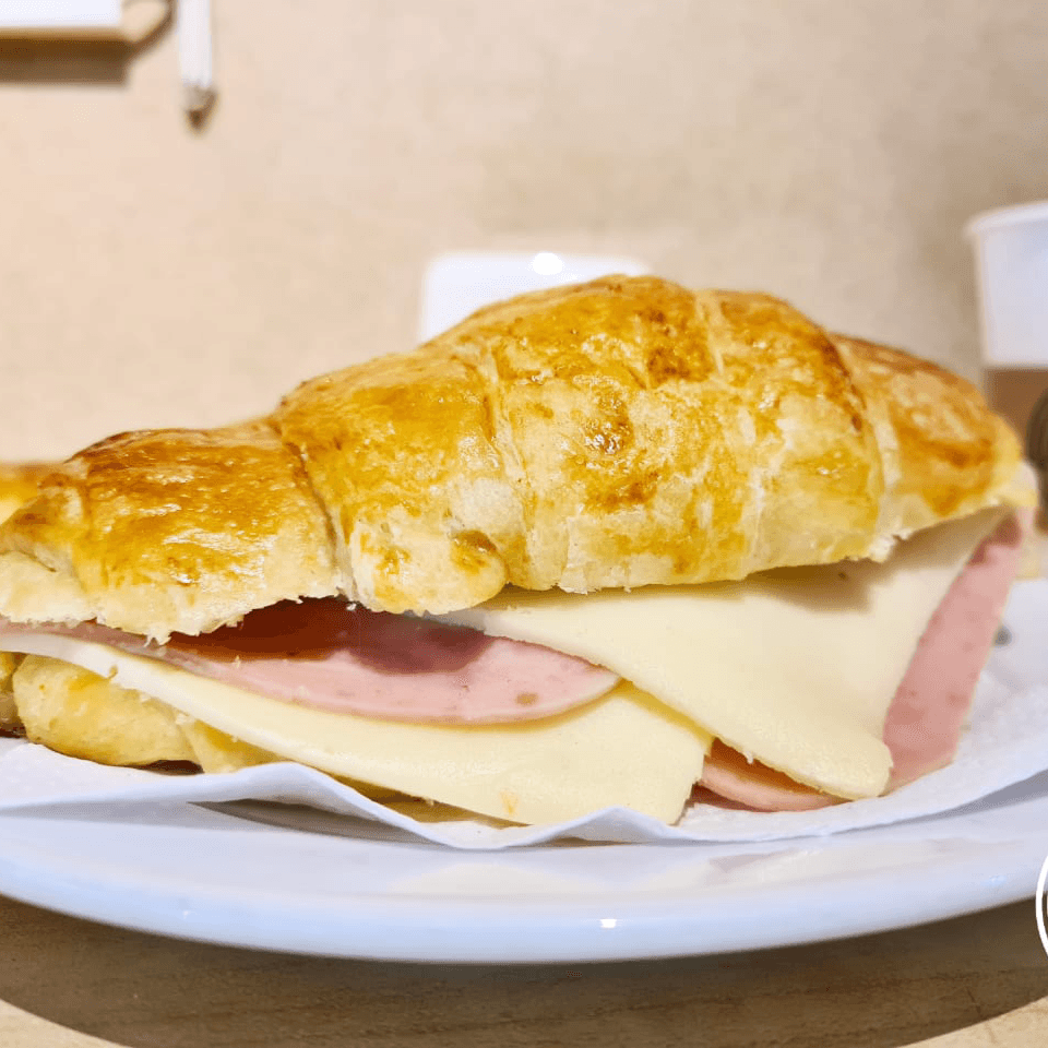Croissant Relleno Jamón y Queso