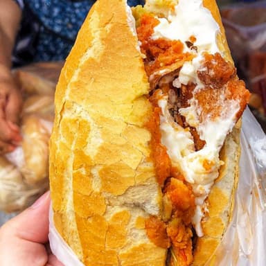 MegaTorta de Chilaquiles Rojos con Milanesa de Res