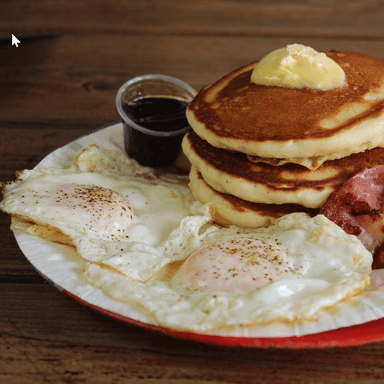Hot Cakes con Huevos Estrellados y Tocino