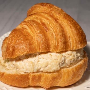 Sándwich Croissant con Pollo