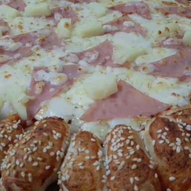Pizza Hawaiana con Orilla de Queso