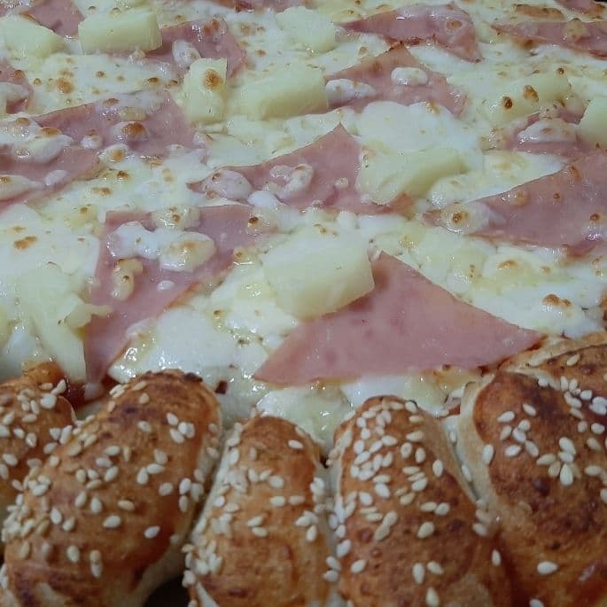 Pizza Hawaiana con Orilla de Queso